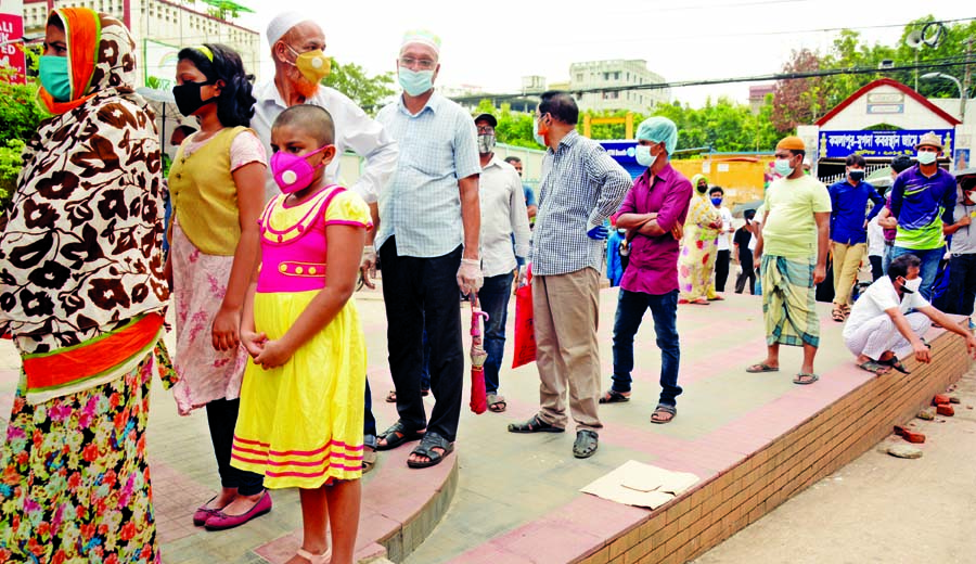 Anxious people stand in a long queue at Mugda General Hospital in the capital on Sunday for coronavirus screening.