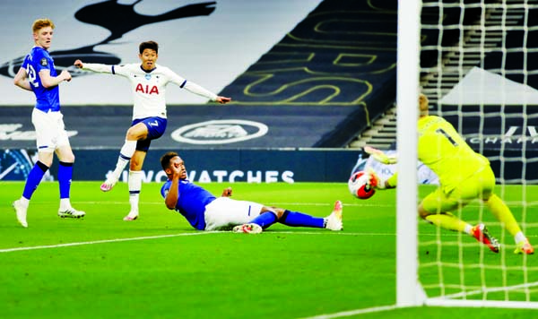 Tottenham Hotspur's Son Heung-min (2nd left) has a shot saved by Everton's Jordan Pickford at the Tottenham Hotspur Stadium in London on Monday.