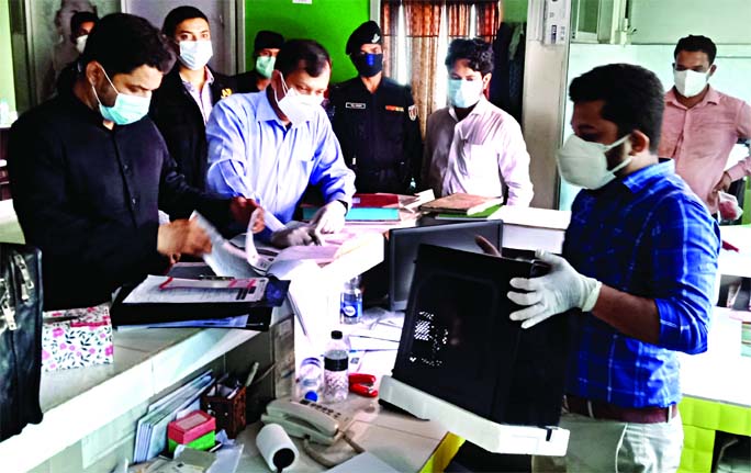 A RAB mobile team seals off Mirpur branch of Regent Hospital for allegedly issuing fake Covid certificates. The hospital's Uttara branch was also sealed off earlier.
