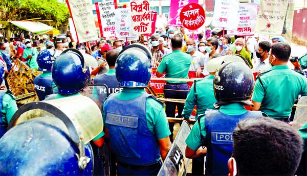 Police disperse a procession of Left Democratic Alliance demanding resignation of Health Minister, withdrawal of corrupt DGHS officials and ensuring medical facilities for all when it proceeded towards Secretariat on Thursday.