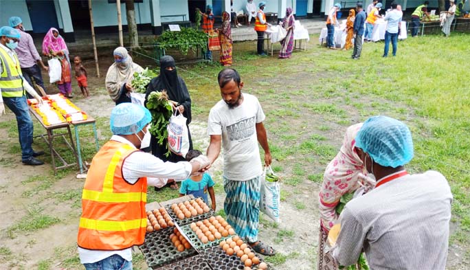 'Procheshta Shanti Sangha' sets up a Market of Ten Taka at Ghatarchar area adjacent to Basila Bridge in the city on Friday to tackle coronavirus crisis.