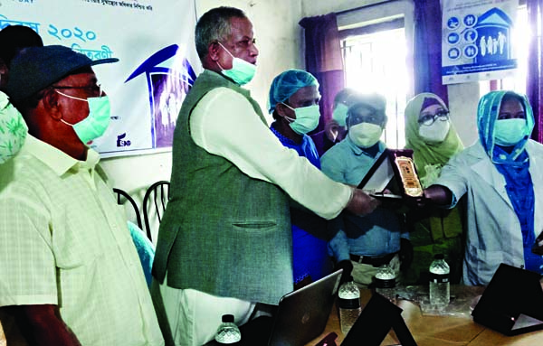 Parliament Member of Lalmonirhat-1 constituency Motahar Hossain distributes prizes among the health workers at a ceremony organised by Hatibandha Upazila Family Planning Department on Saturday marking World Population Day.