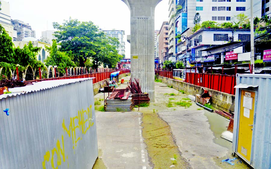 A construction site of Dhaka Metro Rail at Topkhana Road in the capital lies idle as Covid-19 pandemic hits progress of the project. This snap was taken on Tuesday. Photo: Moin Ahmed