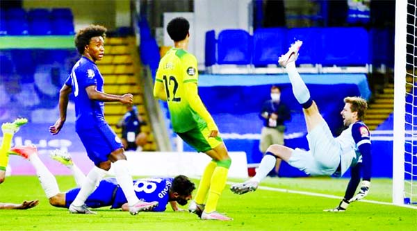 Chelsea's Olivier Giroud (on ground) scores his team's first goal during the English Premier League soccer match between Chelsea and Norwich City at Stamford Bridge in London, England on Tuesday.