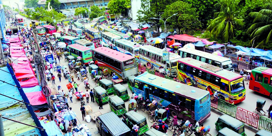 The city dwellers on Wednesday experience massive traffic gridlocks on different roads due to rush of vehicles. This photo was taken from Gulistan area.