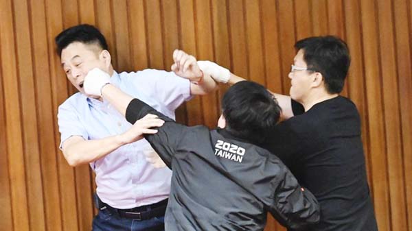 Taiwan's main opposition KMT politician Lu Ming-che (L) fights with ruling DPP's Wu Ping-jui (C) in parliament on Friday.