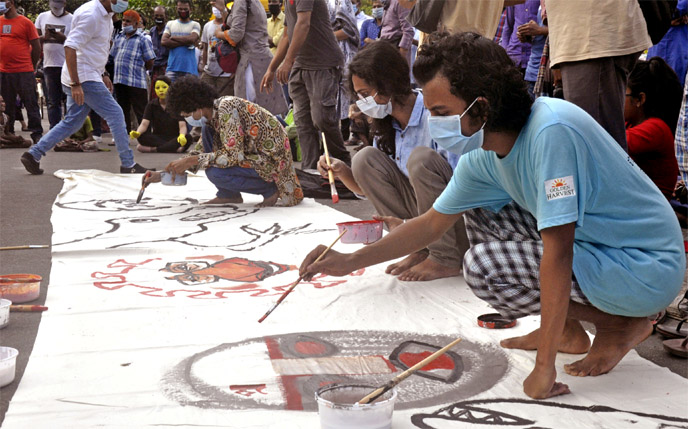 Different organisations including Chhatra Union stage a painting programme on Dhaka University campus on Friday in protest against corruption in Health Sector.