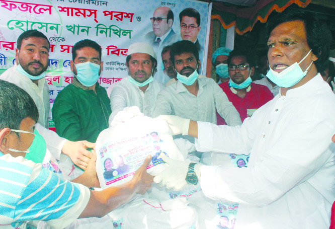 Councillor of 56 No Ward of DSCC Hazi Mohammad Hossain and Senior Vice-President of Juba League, Dhaka South, Ahmed Ullah Madhu distribute relief materials among the distressed people of the Ward on Friday on behalf of Bangladesh Awami Juba League Chairm