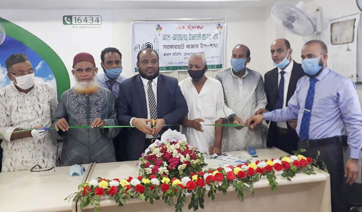 Mohammed Azam, EVP and Head of Chattogram Zone of Al-Arafah Islami Bank Limited, inaugurating its sub-branch at Sarkar Haat in Chattogram recently. Senior officials of the bank and local elite were also present.