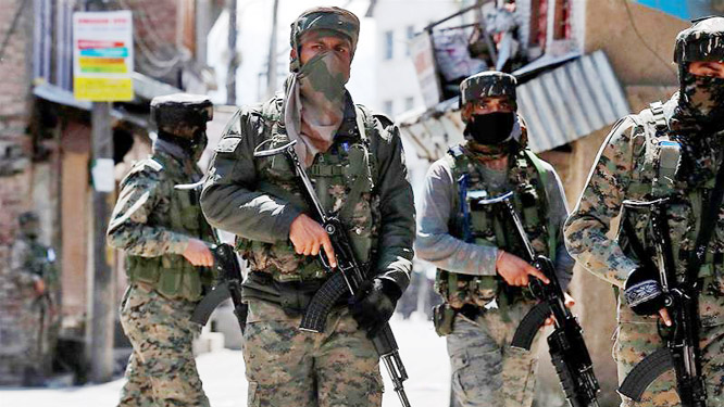 India's Central Reserve Police Force (CRPF) personnel leave after a gun battle with rebels in Srinagar.