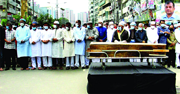 BNP Secretary General Mirza Fakhrul Islam Alamgir along with party colleagues attends the Namaz-e-Janaza of President of Swechchhasebak Dal Shafiul Bari Babu in front of the party office in the city's Nayapalton on Tuesday.