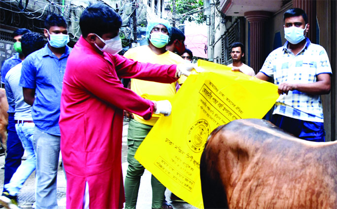 Commissioner of 26 No Ward of DSCC Hasibur Rahman Manik distributes polythene bags among the people of the area on Wednesday for waste disposal of sacrificial animals.