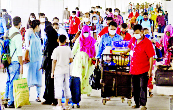 Holiday makers start returning to capital after passing a few days with near and dear ones in their village homes for celebrating Eid-ul-Azha festival. This photo was taken from Kamalapur Railway Station on Wednesday.