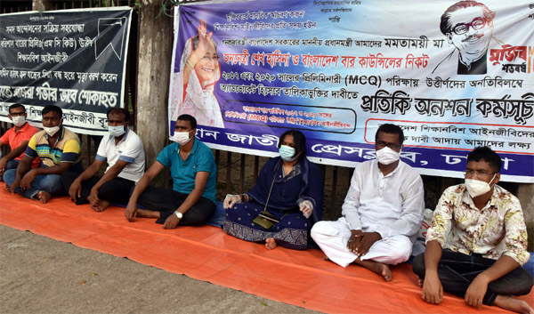 Bangladesh Apprentice Lawyers stage a token hunger strike in front of the Jatiya Press Club on Thursday with a call to enlist successful candidates of the Preliminary (MCQ) examinations in 2017and 2020 as advocates.
