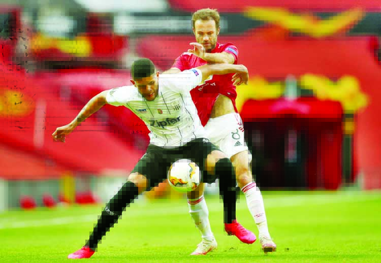 LASK Linz's Andres Andrade (front) in action with Manchester United's Juan Mata during the Europa League match at Old Trafford, Manchester, Britain on Wednesday.