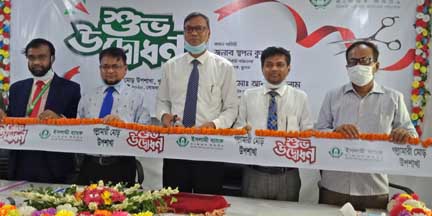 Swapan Kumar Roy, Executive Director of Khulna Office of the Bangladesh Bank, inaugurating Gallamari sub-branch in Khulna recently. Ali Akbar Tipu, Panel Meyor of Khulna City Corporation and Sk Sharafat Ali, Controller of Examinations (Current charge) of