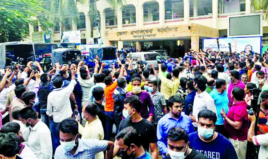 A large number of people throng Cox's Bazar Deputy Commissioner's office compound when the seven accused of the Sinha murder case were taken to the court on Thursday.