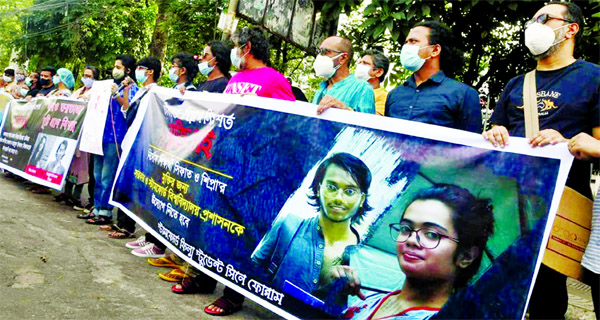 Stamford Film Students Cine Forum forms a human chain in the city's Shahbagh area on Friday demanding release of Shipra and Sifat who were arrested on Major (Retd) Sinha killing incident.