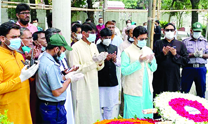 DSCC Mayor Sheikh Fazle Noor Taposh, among others, offers Munajat after placing wreaths at the grave of Bangamata in the city's Banani Graveyard on Saturday marking her 90th birth anniversary.