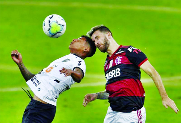 Atletico Mineiro's Marrony (left) and Flamengo's Leo Pereira jump for a header during their first round match of the Brazilian Football Championship at the Maracana stadium in Rio de Janeiro, Brazil on Sunday.