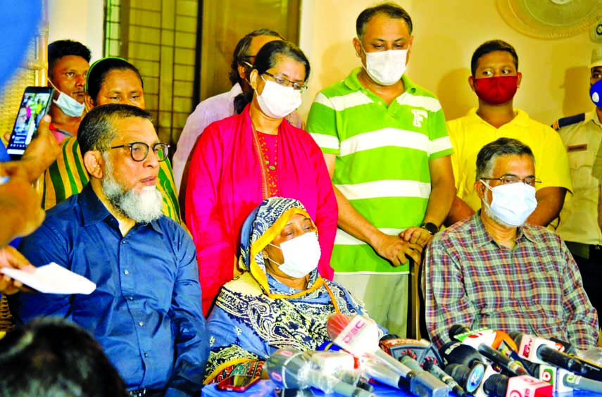 Family of deceased Sinha Mohammad Rashed Khan and other retired military officials at a press briefing at Sinha's house in Dhaka on Monday.