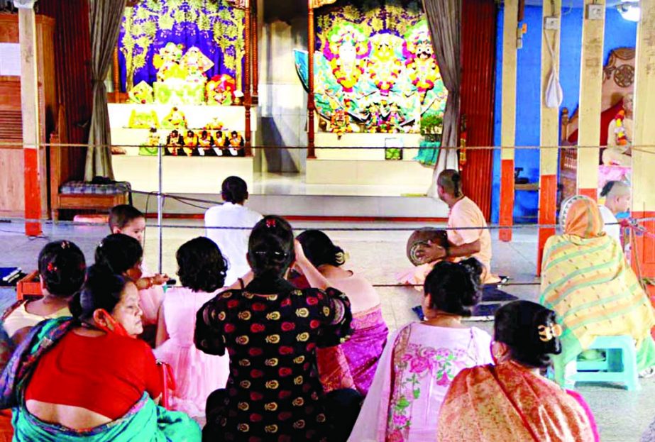 Devotees of the Hindu community offer prayers on the occasion of Janmashtami. The snap was taken from the city's Swamibag Mandir on Tuesday.