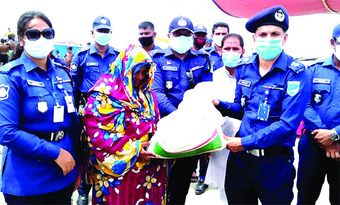 The Basundhara Group and the Manikganj Zilla Community Police jointly provided relief to 500 flood hit people of Char Katari Union, Daulatpur Upazila of Manikganj district on Wednesday. This photo shows Police Super Rifat Rahman Shamim and Additional Pol