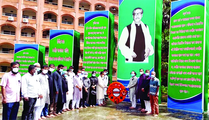 Vice-Chancellor Dr Md Sadequl Arefin and teachers of Barishal University place wreaths at the portrait of Bangabandhu on the campus marking the National Mourning Day on Saturday.