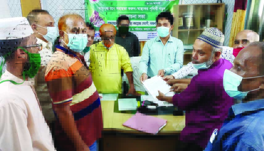 Members of Citizen's Committee submit a memorandum to the Deputy Commissioner of Barguna through the Betagi Upazila Nirbahi Officer on Tuesday seeking improvement of healthcare services at the Betagi Upazila Health Complex.