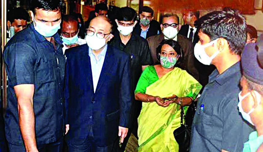 Indian Foreign Secretary Harsh Vardhan Shringla briefs journalists after meeting with Bangladesh Foreign Secretary Masud Bin Momen at Hotel Sonargaon in the city on Wednesday.