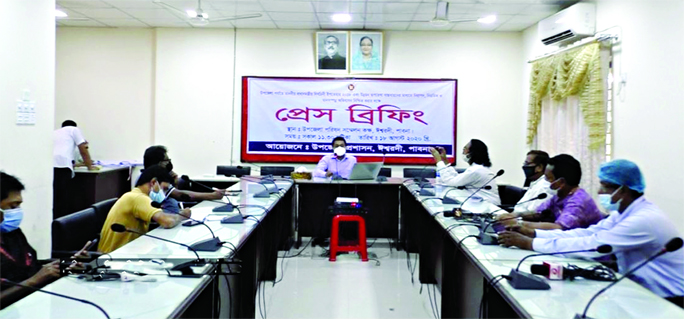 Ishwardi Upazila Nirbahi Officer Shihab Raihan speaks at a press conference at the Upazila Parishad Conference room on Wednesday.