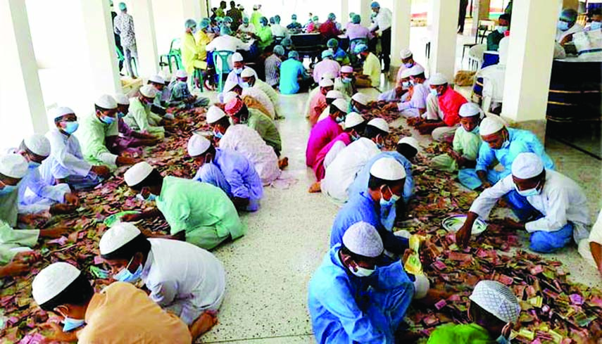 Money deposited in the Pagla Mosque's charity boxes in Kishoreganj is being counted by people including teachers and students on Saturday.