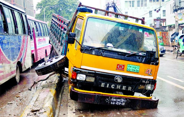 A reckless pickup van crashed with island causing severe damage to its body while it was crossing almost empty road at Paltan area in the city violating speed limit on Sunday.