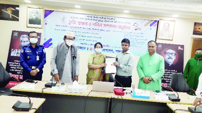 BEZA signed a land lease deal with Panchagarh District Administration on Monday for setting up Debiganj Economic Zone. Panchagarh Deputy Commissioner Sabina Yasmin hands over the deed of land to BEZA Assistant Manager AKM Anwar after signing the deal.