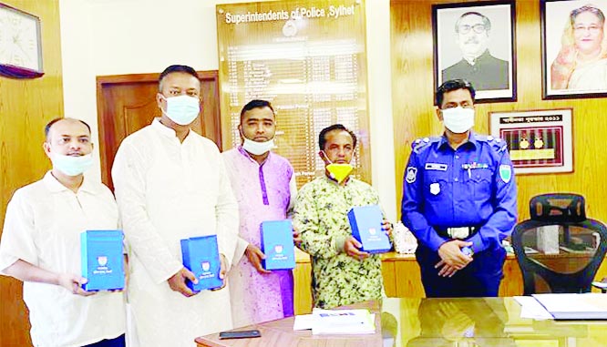 Sylhet District Police Superintendent Mohammad Farid Uddin and representatives of Sylhet Truck Owners Group and workers, leaders pose for a photograph after holding a discussion on Sunday.