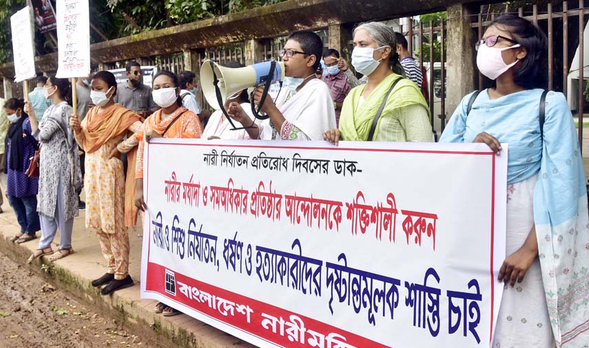 'Bangladesh Nari Mukti Kendra' forms a human chain in front of the Jatiya Press Club on Monday to realize its various demands including exemplary punishment to the killers of women and children.