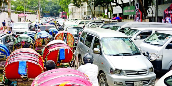Traffic jam becomes a common scenario on the road in front of Secretariat due to haphazard parking of private cars and other vehicles defying traffic rules and regulations. This photo was taken on Wednesday.