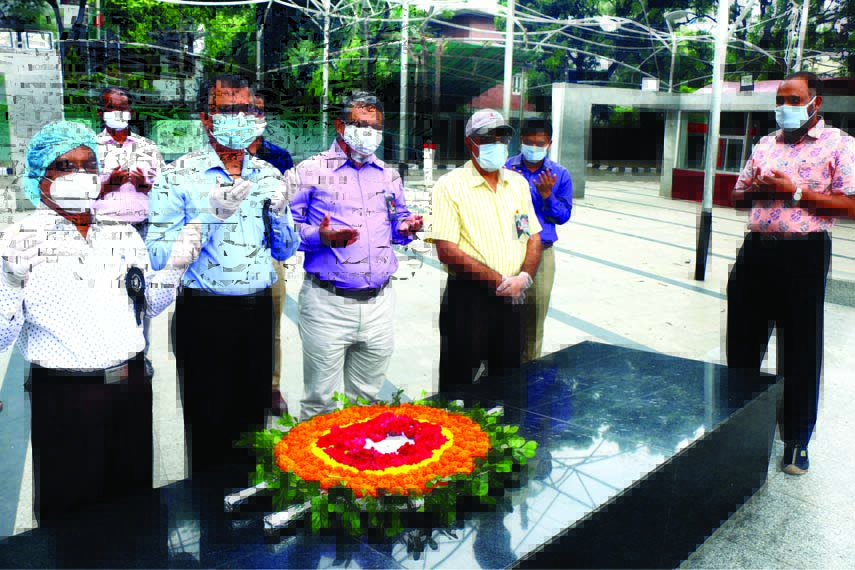 Newly appointed Chairman of BCSIR Dr. Aftab Ali Sheikh, among others, offers Munajat after placing wreaths at the portrait of Bangabandhu in the city's 32, Dhanmondi on Wednesday.
