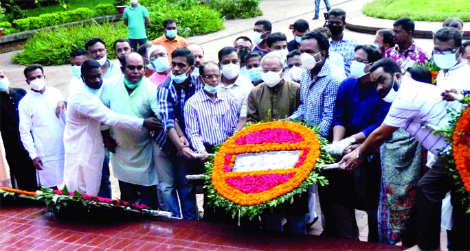 Senior Joint Secretary General of BNP Advocate Ruhul Kabir Rizvi Ahmed and party colleagues place wreaths at the grave of National Poet Kazi Nazrul Islam at Dhaka University area on Thursday marking the latter's 44th death anniversary.