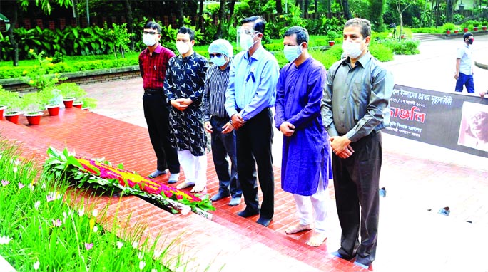 Secretary of the Ministry of Cultural Affairs Badrul Arefin, among others, stands in solemn silence after placing wreaths at the grave of National Poet Kazi Nazrul Islam in the DU area on Thursday marking the latter's 44th death anniversary.