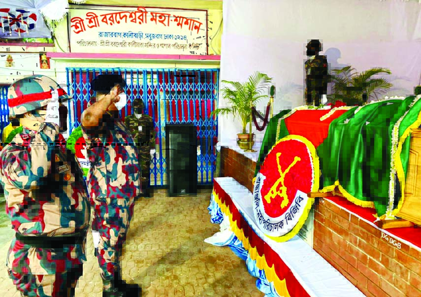 Director General of BGB Major General Safinul Islam pays tributes to CR Dutta placing wreaths on his coffin at Shri Shri Bardeshwari Maha-Swashan in the city's Sabujbag on Tuesday.