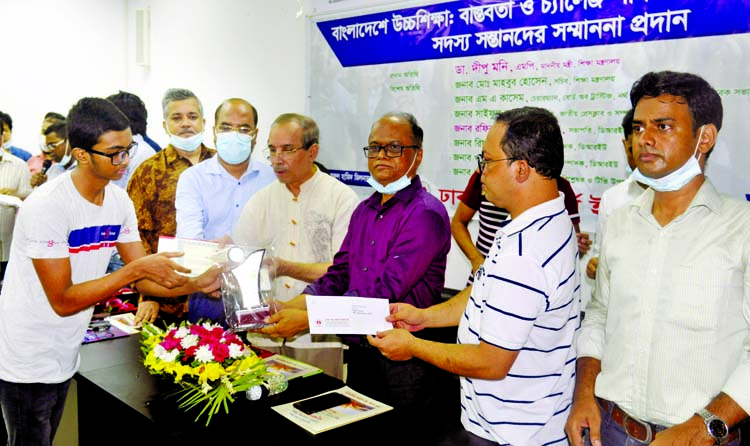Certificates, citation crests and stipend being handed over to meritorious children DRU members who made brilliant success in JSC and PEC examinations at a ceremony organised by DRU in its auditorium on Wednesday. Jatiya Press Club President Saiful Alam a