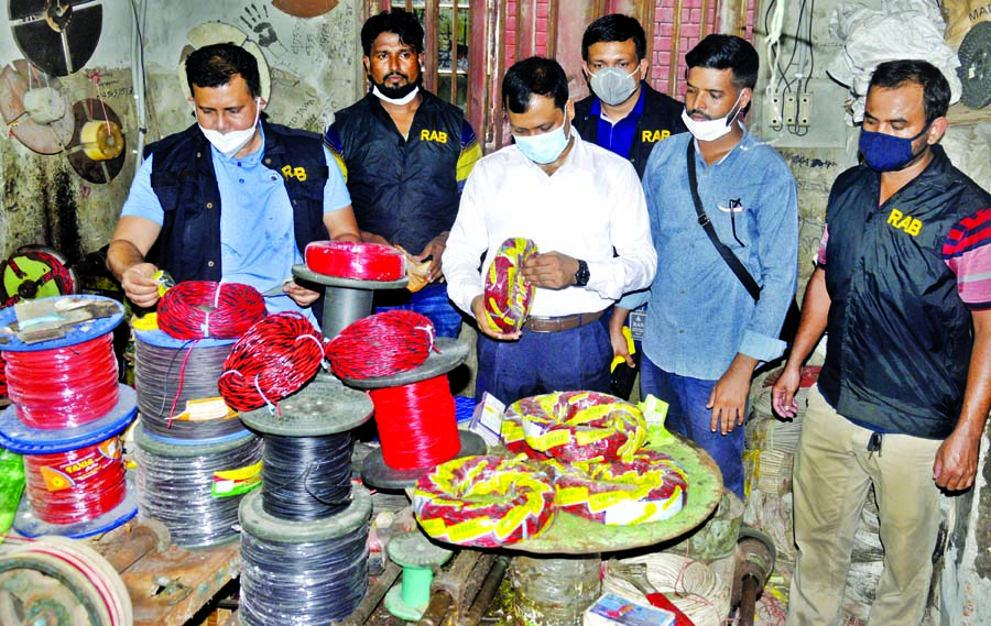 A RAB mobile court led by Executive Magistrate Md Sarowar Alam conducts drive in a counterfeit electric cable manufacturing factory at the capital's Nawabpur area on Wednesday.
