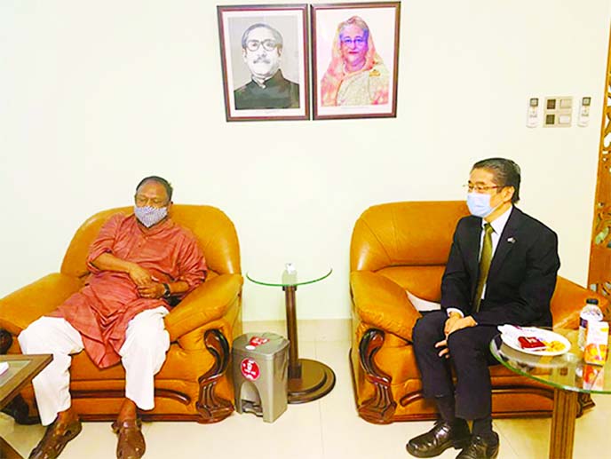 Bangladeshi Commerce Minister Tipu Munshi exchanging views with Japanese envoy Naoki Ito at his ministry at the secretariat in the city on Thursday.