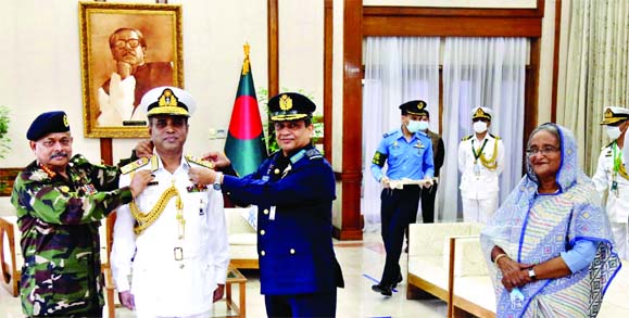 In presence of Prime Minister Sheikh Hasina, Chief of Army Staff General Aziz Ahmed and Chief of Air Staff Air Chief Marshal Masihuzzaman Serniabat adorn Chief of Naval Staff Vice-Admiral Mohammad Shaheen Iqbal with rank badge of Admiral at a ceremony hel