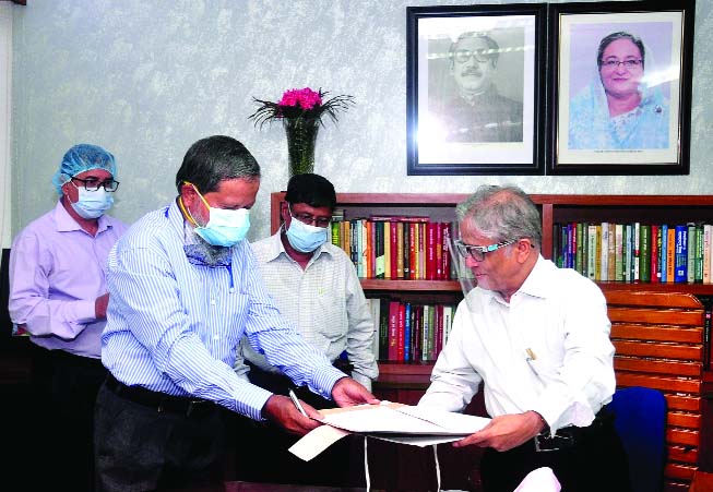 Dhaka University Vice-Chancellor Prof Dr. Md. Akhtaruzzaman hands over appointment letter to the newly appointed Treasurer of DU Prof Momtaj Uddin Ahmed at the VC's office on Thursday.