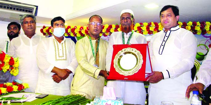 Gazipur City Corporation Mayor Md Jahangir Alam receives a crest from newly elected office bearers of Greater Noakhali Samity in Gazipur at a function in Tongi Community Center on Friday.