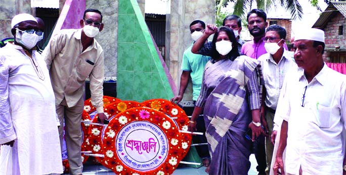 Narail Deputy Commissioner Anjuman Ara, also President of Bir Shreshtha Nur Muhammad Trust, places wreaths at the Bir Shreshtha Nur Mohammad Sheikh's portrait marking his 49th death anniversary on Saturday.