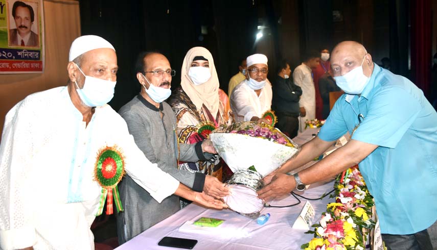 Treasurer of Loharpul Mahalla Panchaet Committee Amir Hossain greets Shahidullah Minu for being elected Panel Mayor of DSCC giving bouquets on Saturday. 47 No Ward Councillor of DSCC Barrister Sahana Akhter was present, among others, on the occasion.