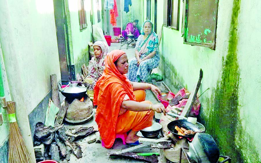 The residents of West Talla under Sadar upazila in Narayanganj district are seen facing acute gas crisis and compelled cooking their feeds in wooden ovens after authorities cut-off gas line following Friday's deadly blast at Baitus-Salat-Jam-e Mosjid. T